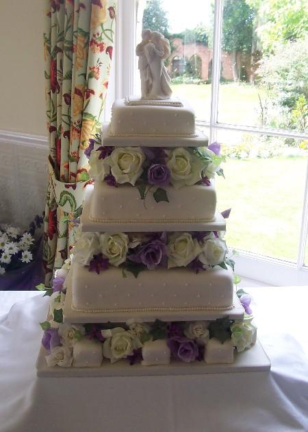 Wedding cake with mini cakes  Ref IC005