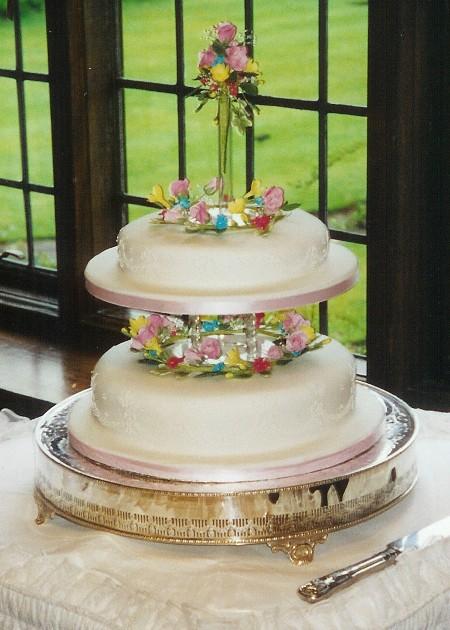Two Tier Wedding Cake   Ref IC718