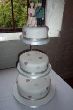 3 tier round cakes with hearts REF IC105