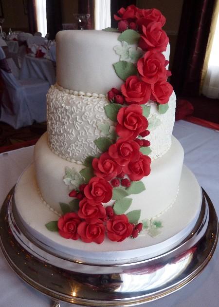 Red roses and piping wedding cake Ref IC106