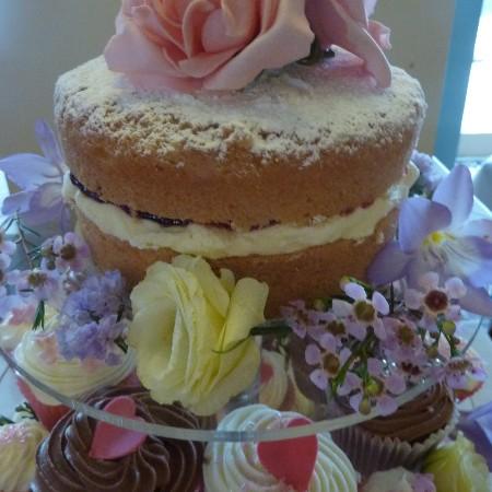 Victoria sponge with cupcakes