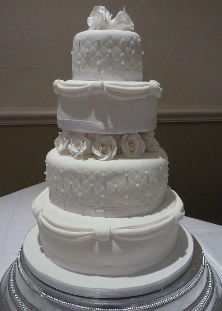 Elegant white wedding cake Ref 116