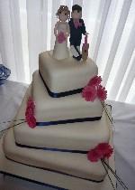 Twisted cake with gerbera IC117